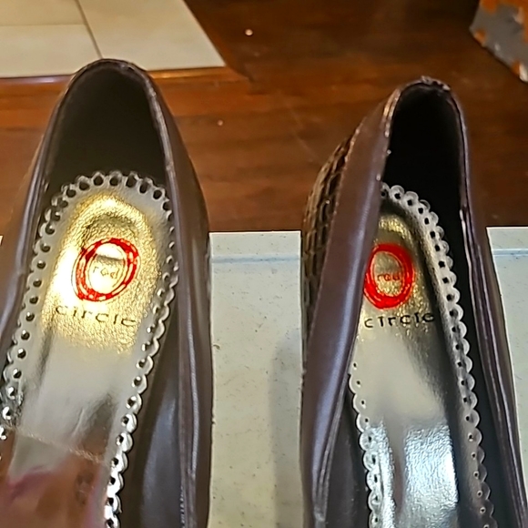 Red Circle Heels, Sz 8.5, Brown, Buckle Design Silvertone Round & Square Studs - Picture 9 of 16